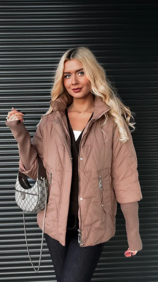 Lekka kurtka zimowa z kapturem i odpinanymi ściągaczami na rękawach TOFFI - R012B