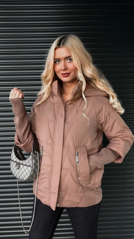 Lekka kurtka zimowa z kapturem i odpinanymi ściągaczami na rękawach TOFFI - R012B