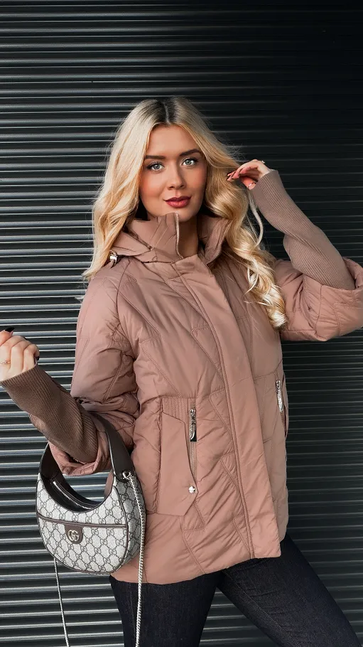 Lekka kurtka zimowa z kapturem i odpinanymi ściągaczami na rękawach TOFFI - R012B