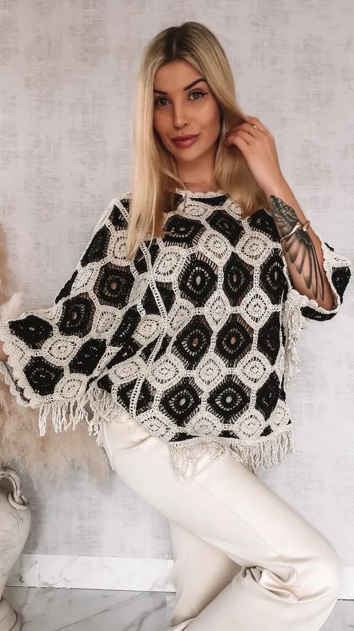 Szydełkowy sweter nietoperz z frędzlami ONE SIZE ecru + czarny - R928