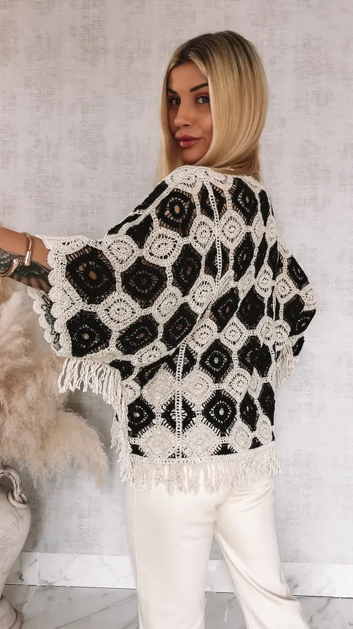 Szydełkowy sweter nietoperz z frędzlami ONE SIZE ecru + czarny - R928