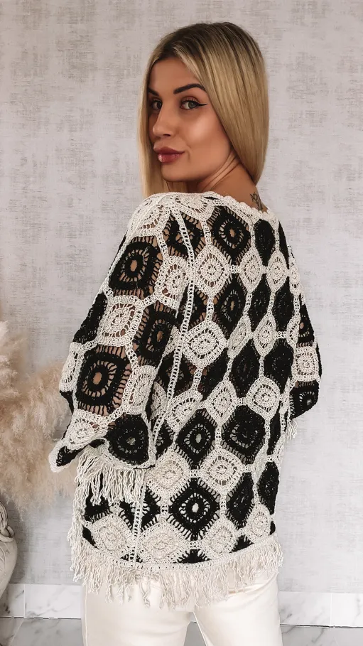 Szydełkowy sweter nietoperz z frędzlami ONE SIZE ecru + czarny - R928