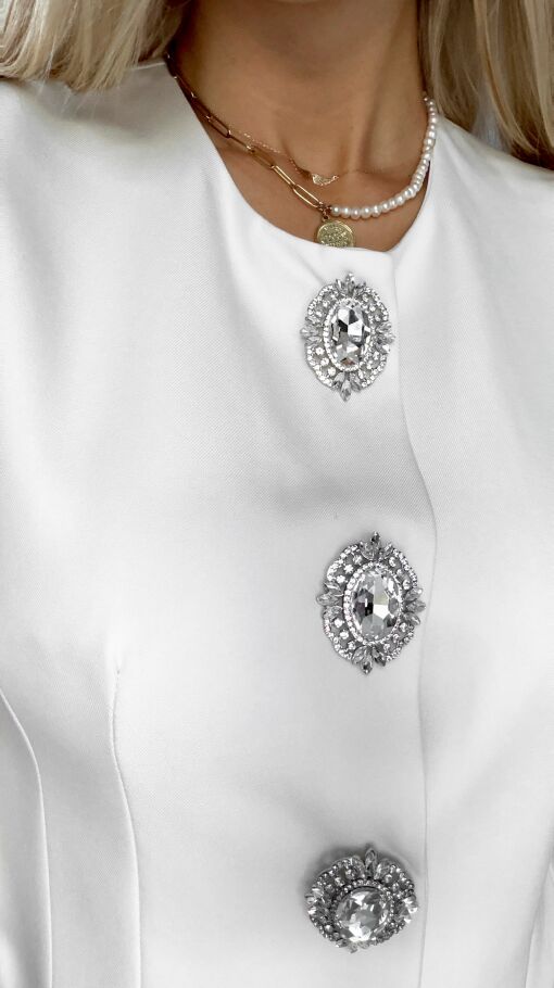 Elegancka sukienka z dużymi ozdobnymi guzikami ZŁAMANA BIEL - R502A