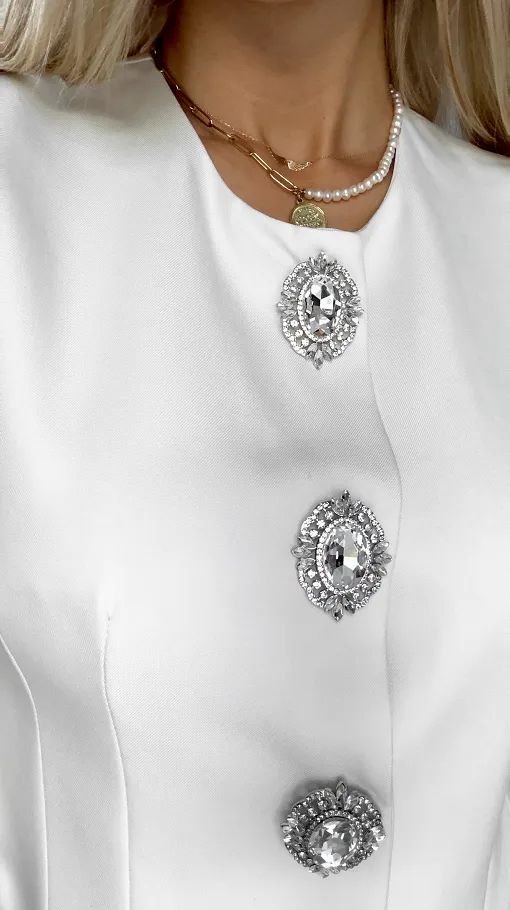 Elegancka sukienka z dużymi ozdobnymi guzikami ZŁAMANA BIEL - R502A