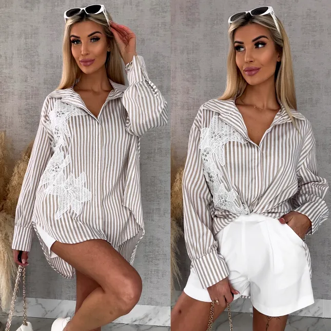 Asymetryczna koszula w beżowe paski zdobiona koronką ONE SIZE - R568