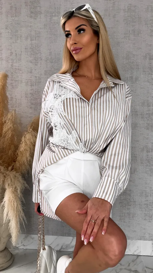 Asymetryczna koszula w beżowe paski zdobiona koronką ONE SIZE - R568