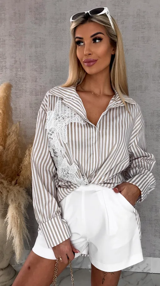 Asymetryczna koszula w beżowe paski zdobiona koronką ONE SIZE - R568