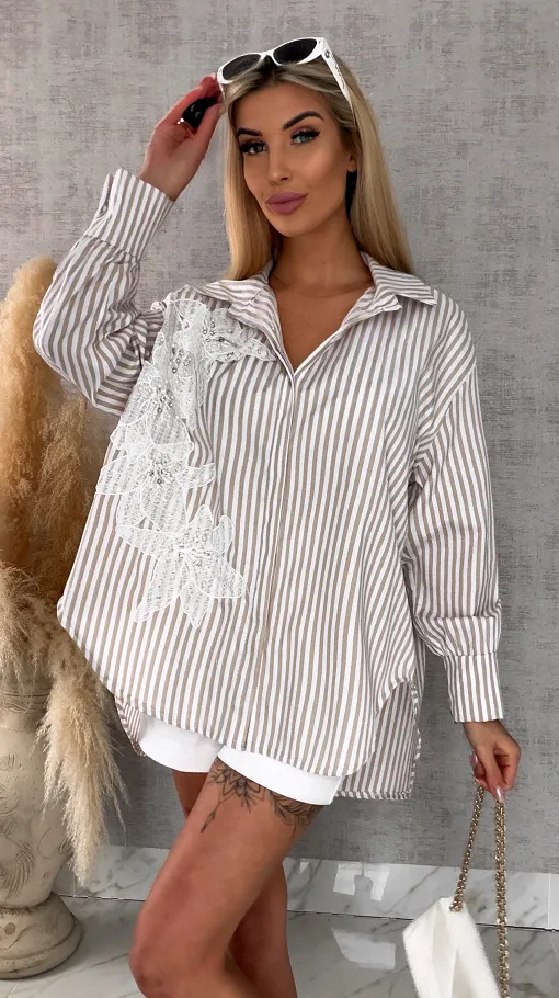Asymetryczna koszula w beżowe paski zdobiona koronką ONE SIZE - R568