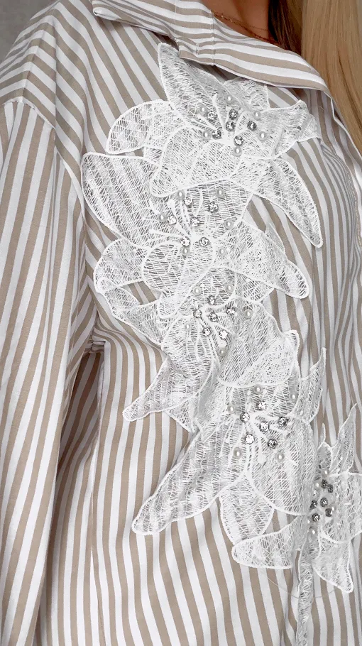Asymetryczna koszula w beżowe paski zdobiona koronką ONE SIZE - R568