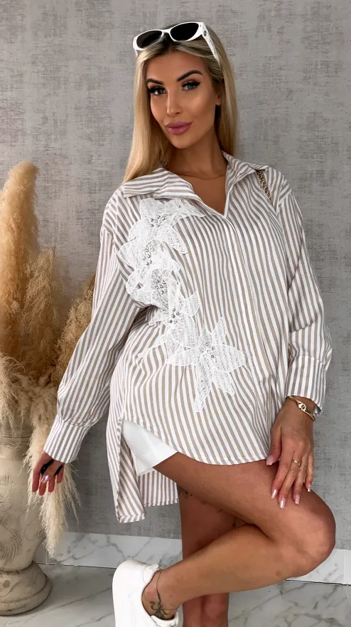 Asymetryczna koszula w beżowe paski zdobiona koronką ONE SIZE - R568