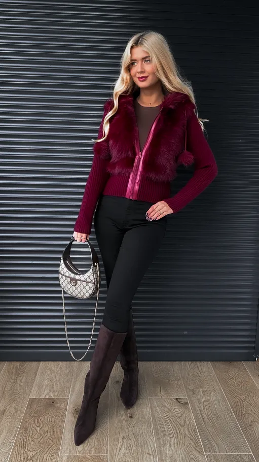 Sweter z kapturem zdobiony futerkiem zapinany na zamek BORDO - R299A