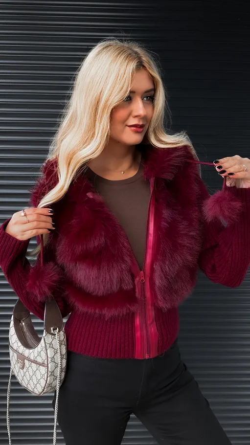 Sweter z kapturem zdobiony futerkiem zapinany na zamek BORDO - R299A