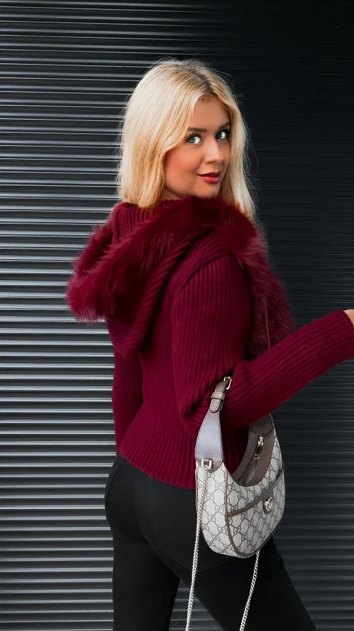 Sweter z kapturem zdobiony futerkiem zapinany na zamek BORDO - R299A