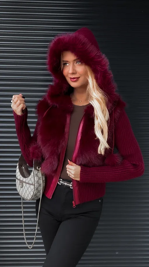 Sweter z kapturem zdobiony futerkiem zapinany na zamek BORDO - R299A