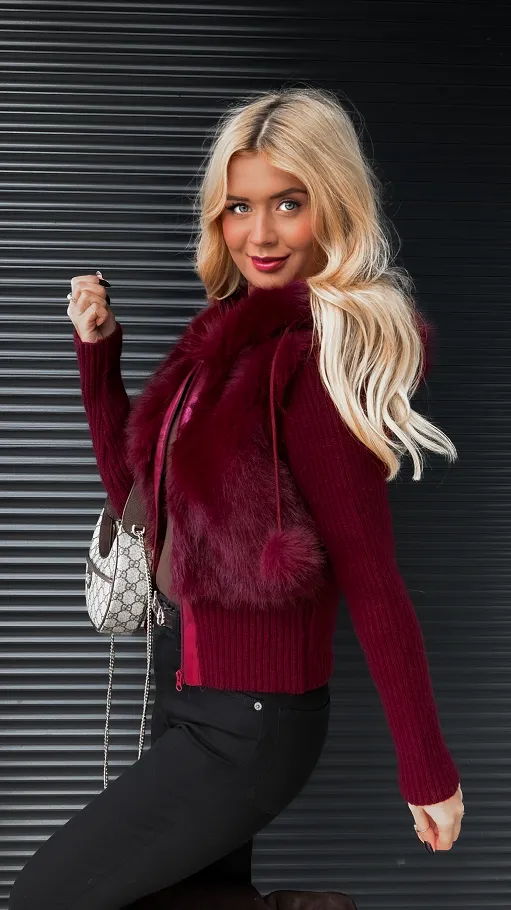 Sweter z kapturem zdobiony futerkiem zapinany na zamek BORDO - R299A