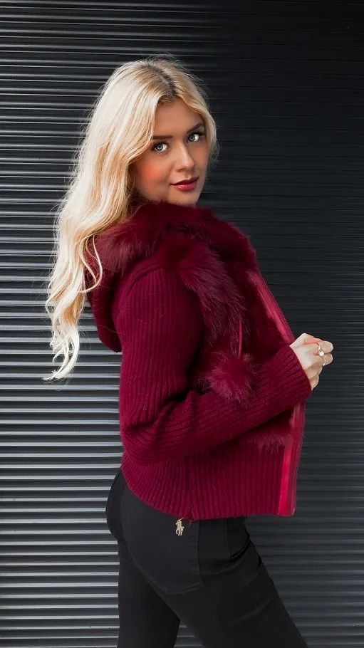 Sweter z kapturem zdobiony futerkiem zapinany na zamek BORDO - R299A