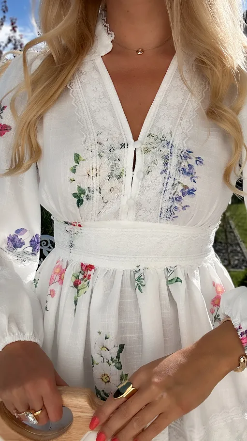 Bawełniana elegancka sukienka w delikatne kwiaty BIAŁA - P384