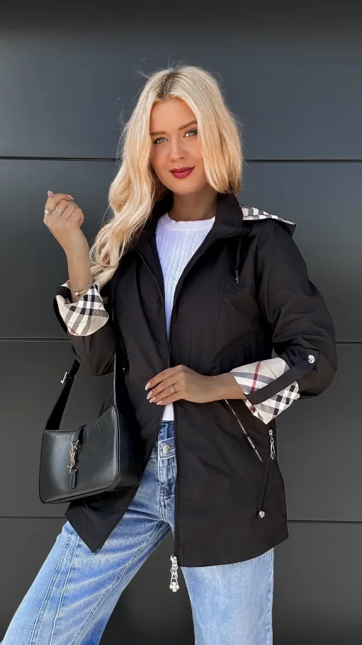 Klasyczna czarna kurtka PARKA zdobiona modną kratką - R048