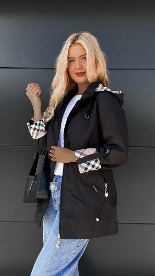 Klasyczna czarna kurtka PARKA zdobiona modną kratką - R048