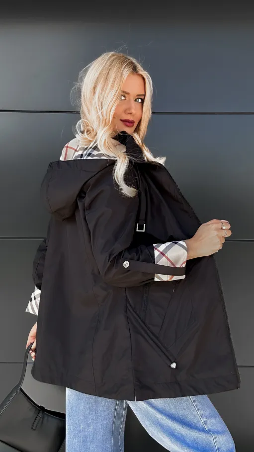 Klasyczna czarna kurtka PARKA zdobiona modną kratką - R048