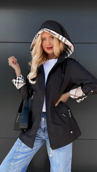 Klasyczna czarna kurtka PARKA zdobiona modną kratką - R048