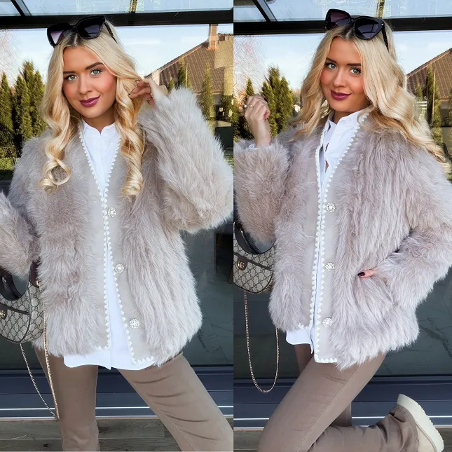 Lekkie jasno beżowe futerko zapinane na ozdobne guziki ONE SIZE - R307A