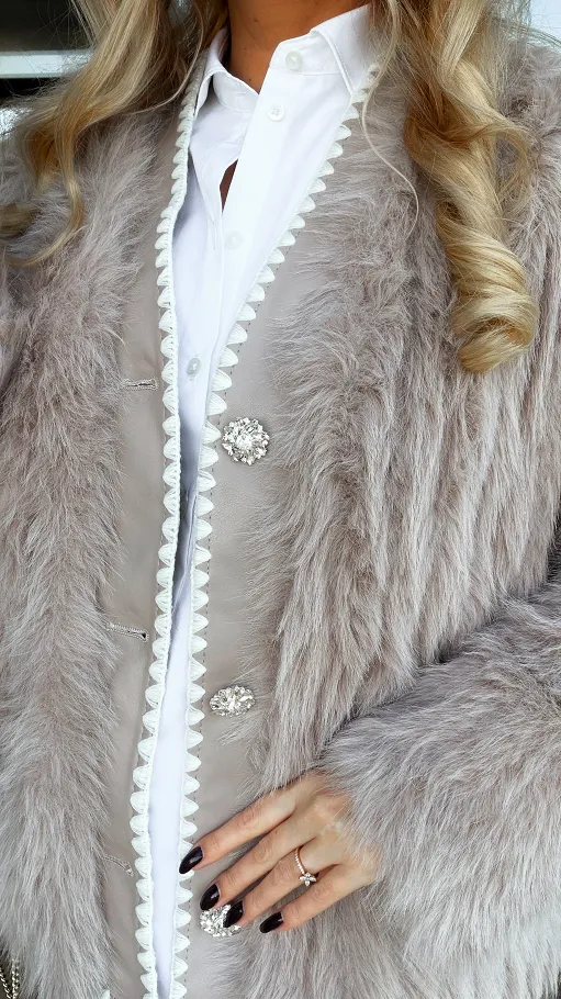 Lekkie jasno beżowe futerko zapinane na ozdobne guziki ONE SIZE - R307A