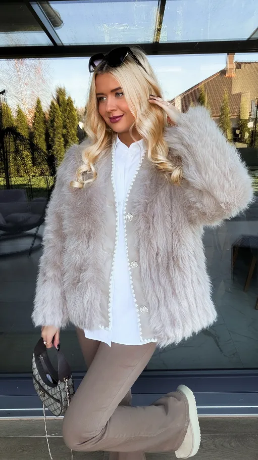 Lekkie jasno beżowe futerko zapinane na ozdobne guziki ONE SIZE - R307A