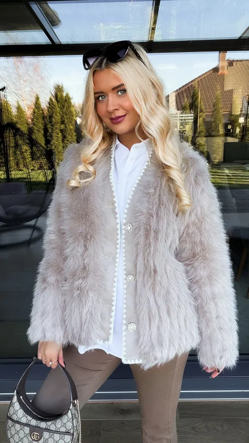 Lekkie jasno beżowe futerko zapinane na ozdobne guziki ONE SIZE - R307A