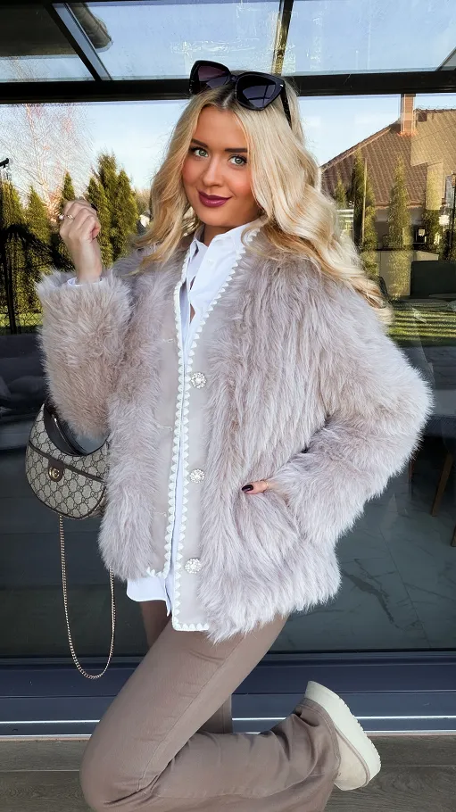 Lekkie jasno beżowe futerko zapinane na ozdobne guziki ONE SIZE - R307A