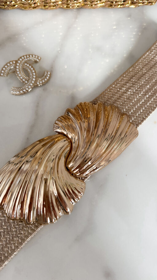 Pleciony elastyczny pasek z metalową klamrą w kształcie muszli - P657