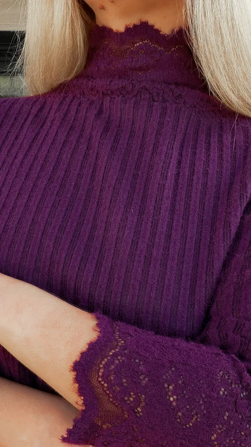 Śliwkowy sweter z półgolfem i koronką ONE SIZE - R088