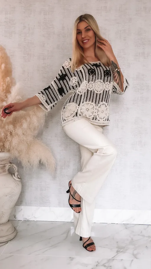 Ażurowy wiosenny sweter z bawełny ONE SIZE ecru z czarnym - R929