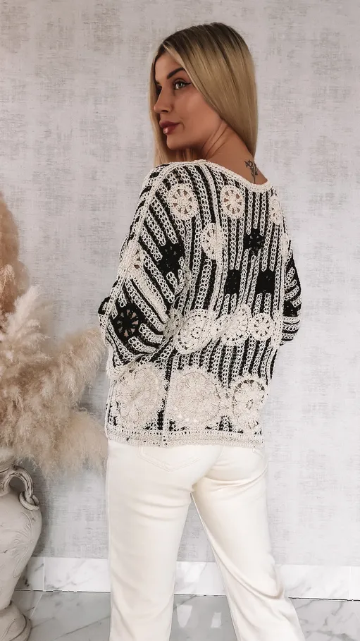 Ażurowy wiosenny sweter z bawełny ONE SIZE ecru z czarnym - R929