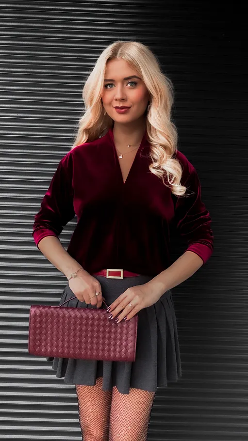 Gładka aksamitna bluzka w serek ONE SIZE bordowa - R407