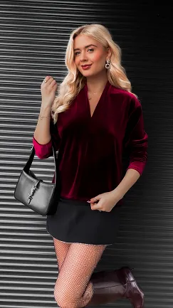 Gładka aksamitna bluzka w serek ONE SIZE bordowa - R407