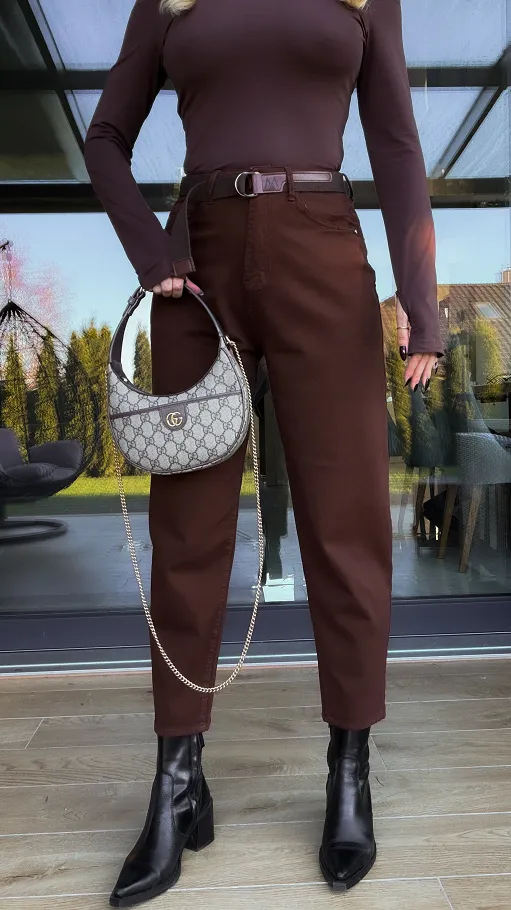Elastyczne czekoladowe spodnie jeansowe z paskiem BALLOON JEANS - R244
