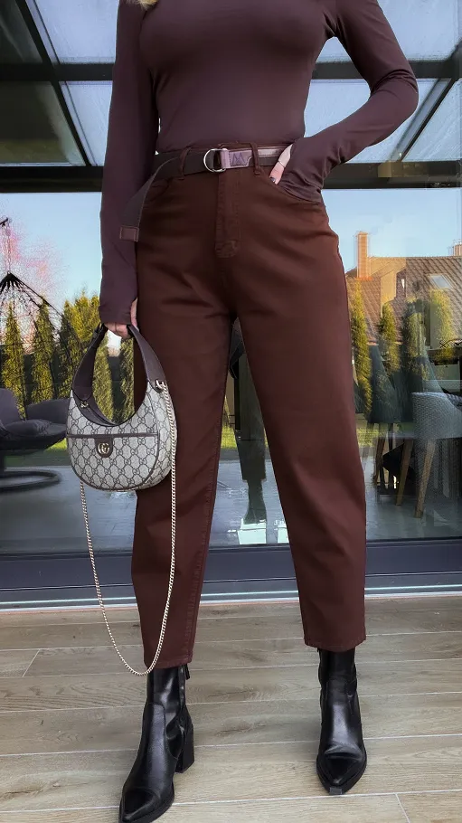 Elastyczne czekoladowe spodnie jeansowe z paskiem BALLOON JEANS - R244