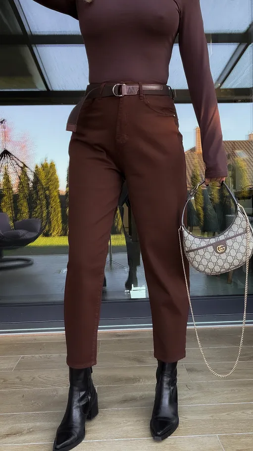 Elastyczne czekoladowe spodnie jeansowe z paskiem BALLOON JEANS - R244