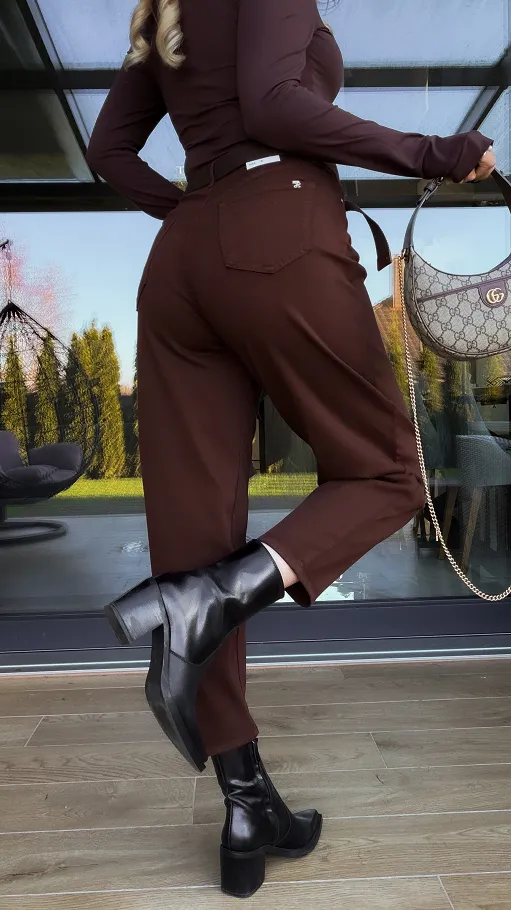 Elastyczne czekoladowe spodnie jeansowe z paskiem BALLOON JEANS - R244