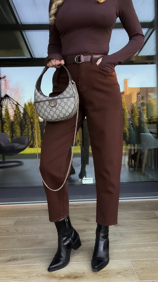 Elastyczne czekoladowe spodnie jeansowe z paskiem BALLOON JEANS - R244