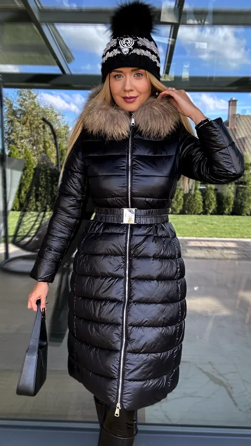 Czarny długi pikowany płaszcz z kapturem i eko futerkiem - N770aaa
