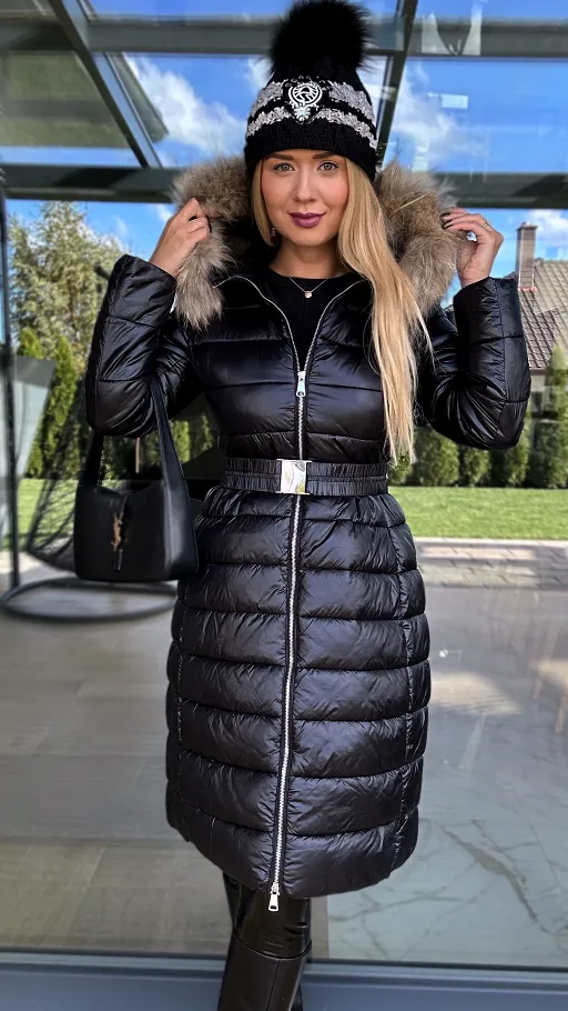 Czarny długi pikowany płaszcz z kapturem i eko futerkiem - N770aaa