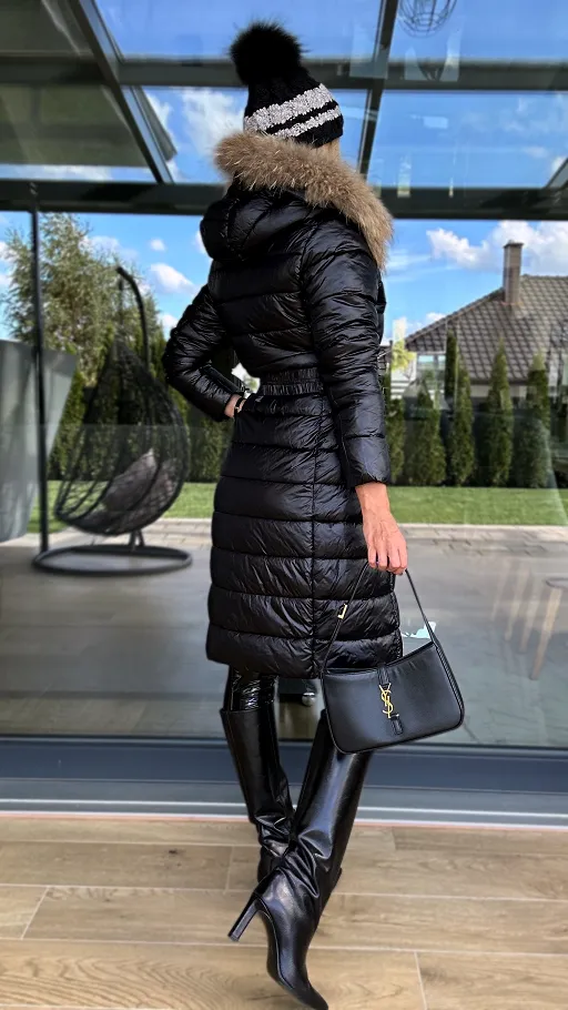 Czarny długi pikowany płaszcz z kapturem i eko futerkiem - N770aaa