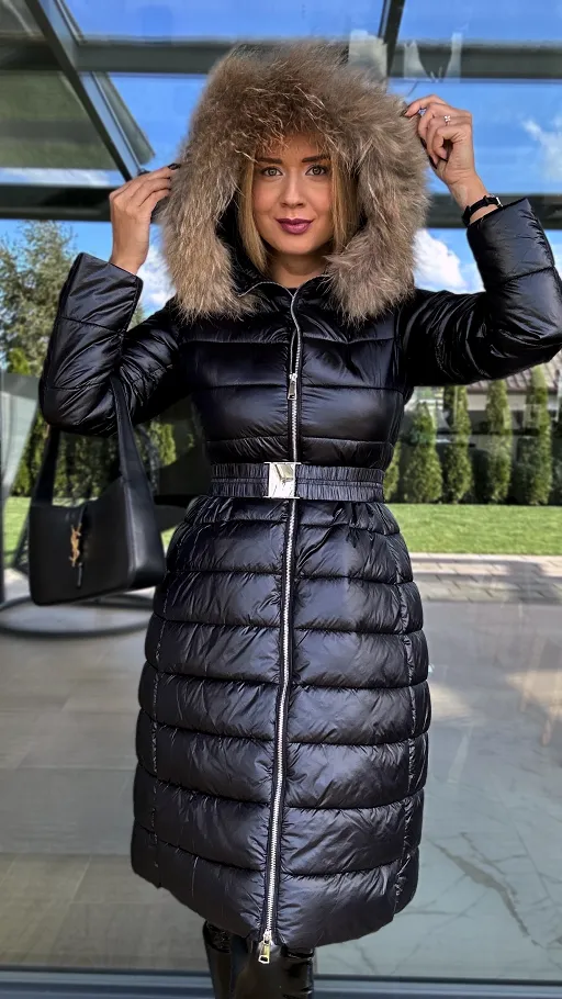 Czarny długi pikowany płaszcz z kapturem i eko futerkiem - N770aaa