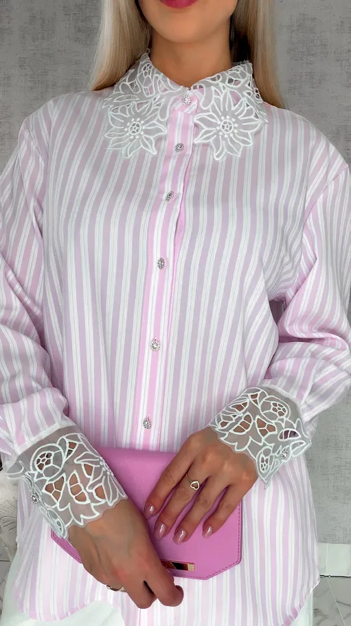Różowa koszula w paski zdobiona koronkowym kołnierzykiem ONE SIZE - R864