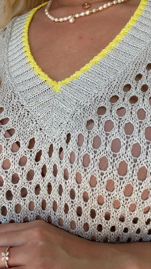Ażurowa srebrna bluzka ze srebrną nitką i żółtą lamówką ONE SIZE - P651