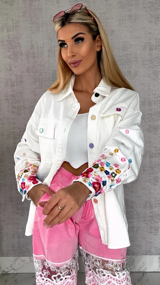 Biała katana jeansowa z kolorowymi haftowanymi kwiatami ONE SIZE - R643A