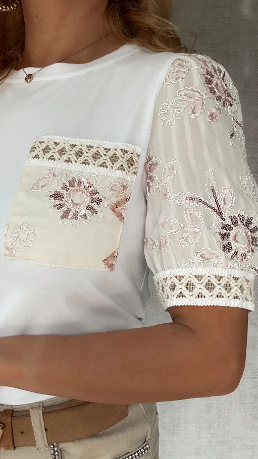 Elegancka biała bluzka t-shirt z beżowymi rękawami z cekinami ONE SIZE - P769