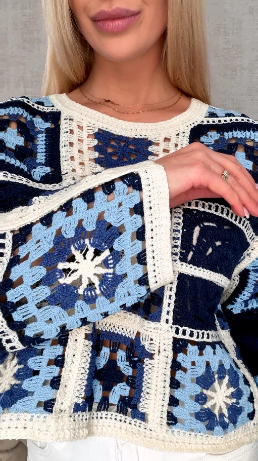 Wiosenny ażurowy sweterek w szydełkowym stylu BLUE - R690